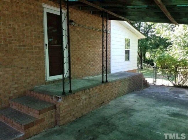 Building Photo - 604 Maple Ln