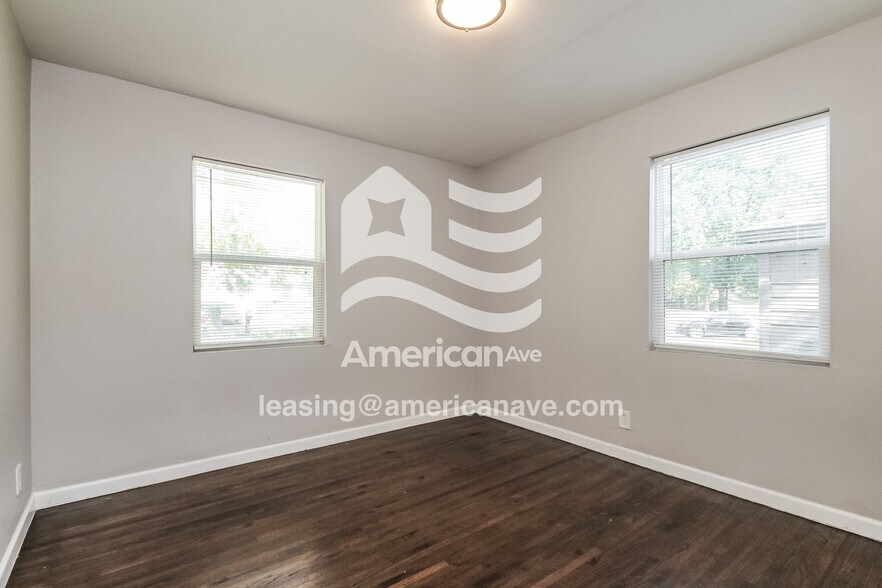 Building Photo - 328 W 46th Pl N