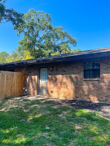 Building Photo - 1043 Chestnut Oak Ct NE