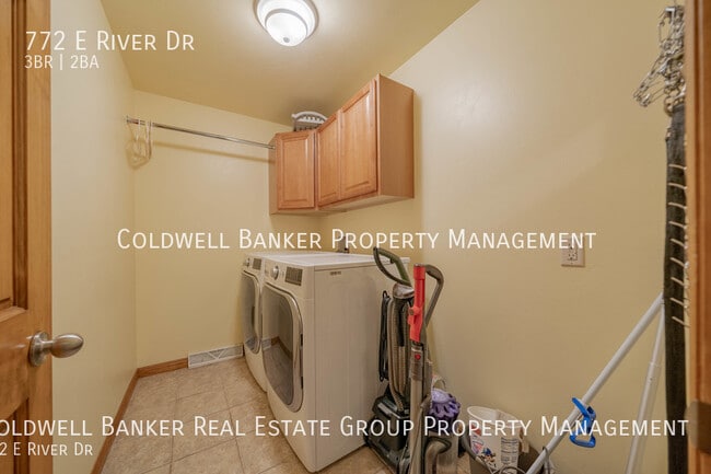 Building Photo - 772 E River Dr