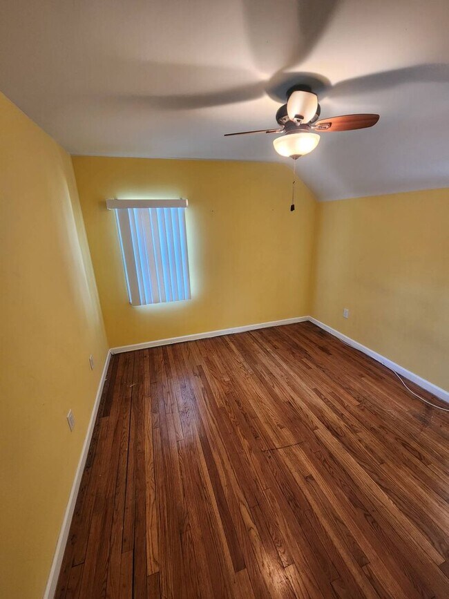 Building Photo - Charming 3-Bedroom Property in Prime Location