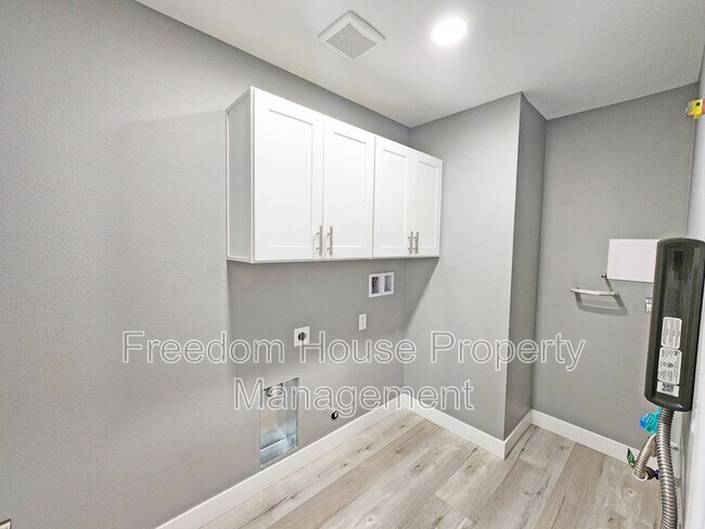 Building Photo - 831 Valiant Ave