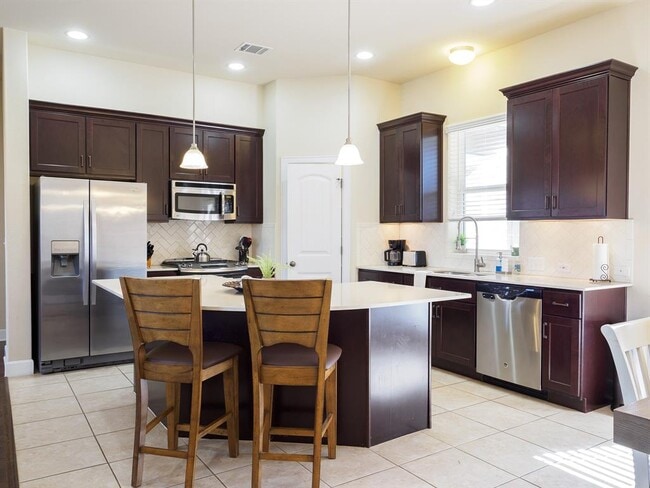 Building Photo - 5605 Roosevelt Ave