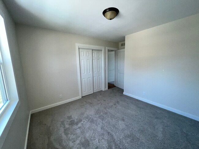 Room 2 - 1817 N Evergreen Ln