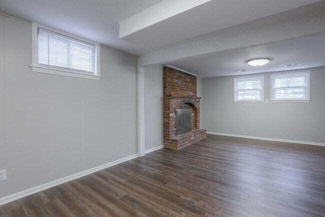 Building Photo - 6725 NW Hilldale Dr