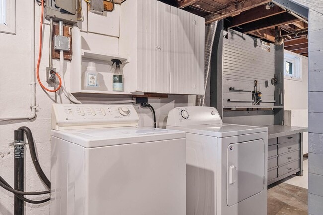 Building Photo - Adorable 2-bdrm/1-bath mid-century modern. Private backyard, sauna, washer/dryer, & more!