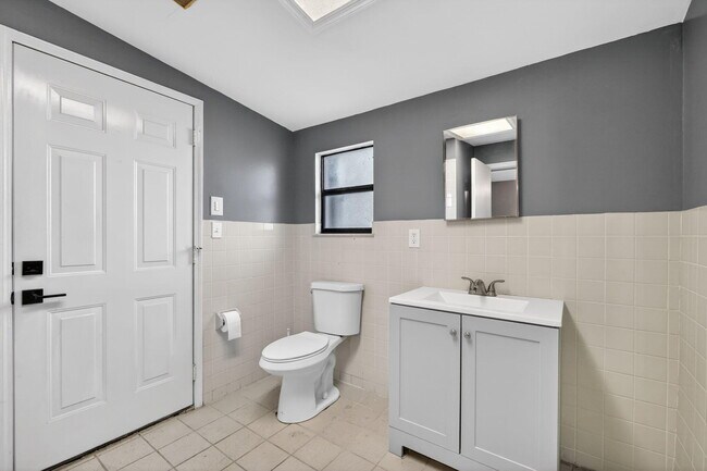 Building Photo - 501 Emil Ave