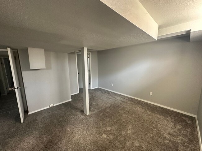 Building Photo - 4 Bedroom House!