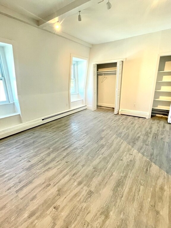 Building Photo - 655 E 7th St