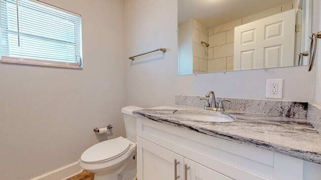 Building Photo - Adorable 3 bedroom / 2 bathroom Home for R...
