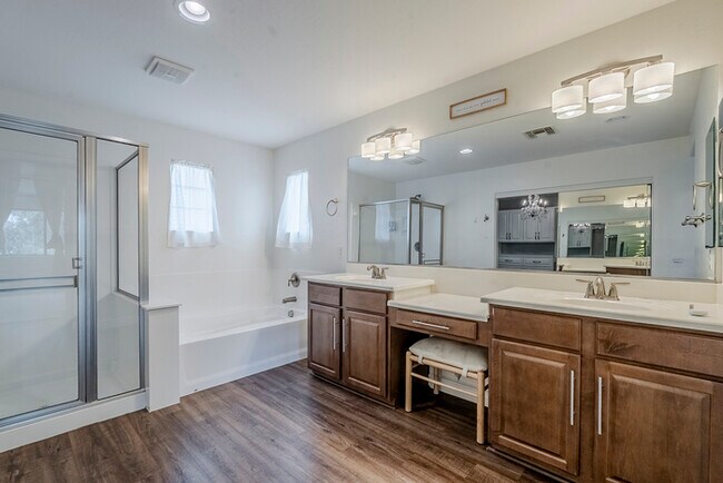 Building Photo - 2744 E Donato Dr