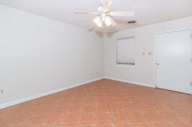 Building Photo - Wow! 2bed 2bath - Only 950