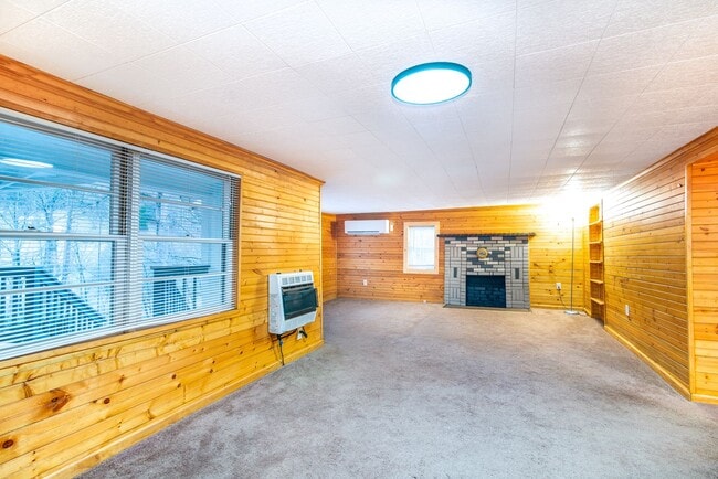 Building Photo - 2 Bedroom 1 Bath Home on E Fork off 441 S.  $1300 a month with a year-long lease