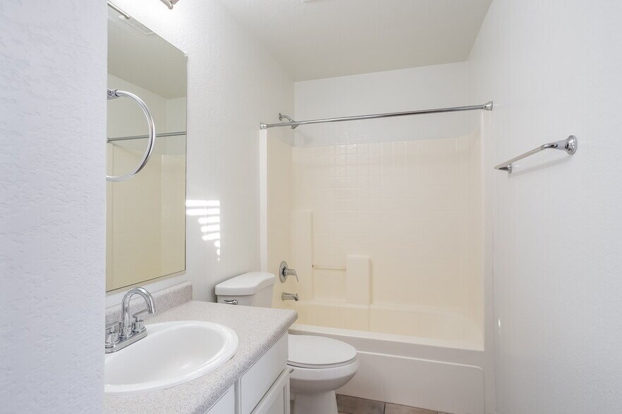 Building Photo - 2809 E Cherry Hills Dr