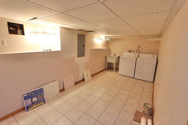 Building Photo - 7108 W Niles Ave