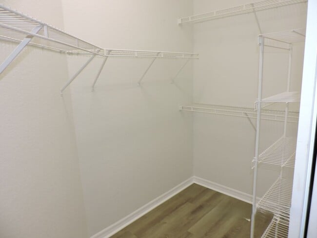 Building Photo - 2/2 Townhome Located in Carriage Homes At ...