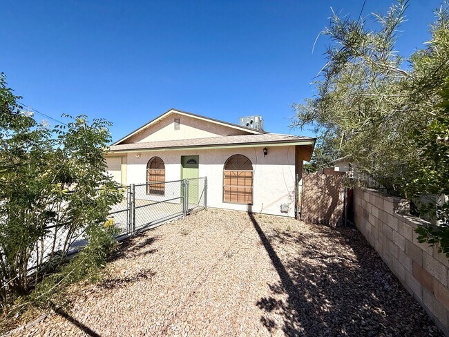 Building Photo - Cute 3 Bedroom 2 Bathroom House in Hualapa...