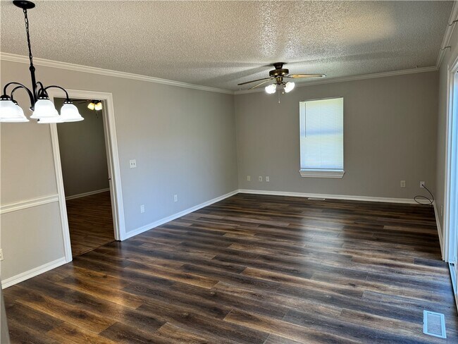 Building Photo - 1114 Mockingbird Ln