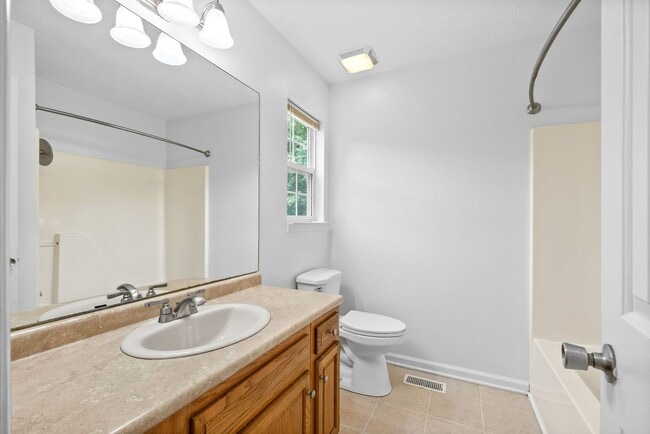Building Photo - Pet Friendly Three Bedroom in Springfield!