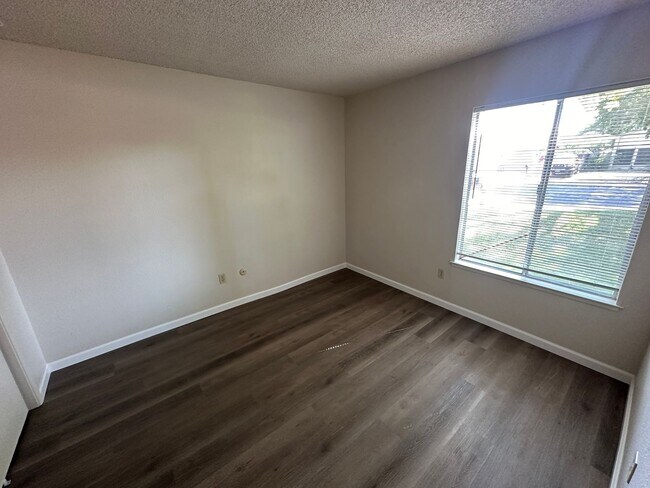 Building Photo - COL370