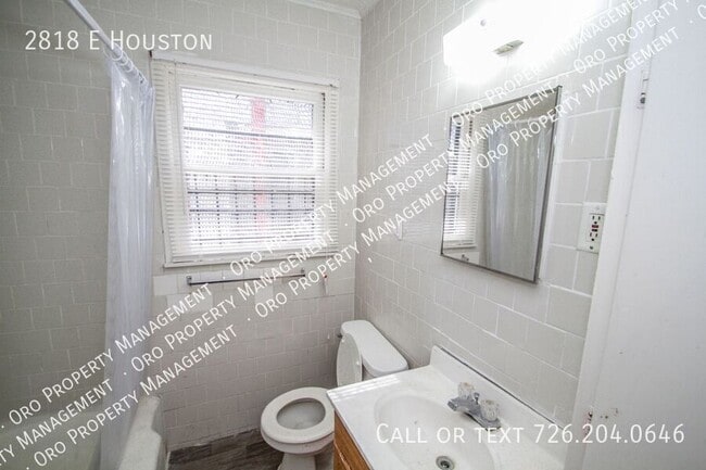 Building Photo - Close to Local Amenities and Downtown