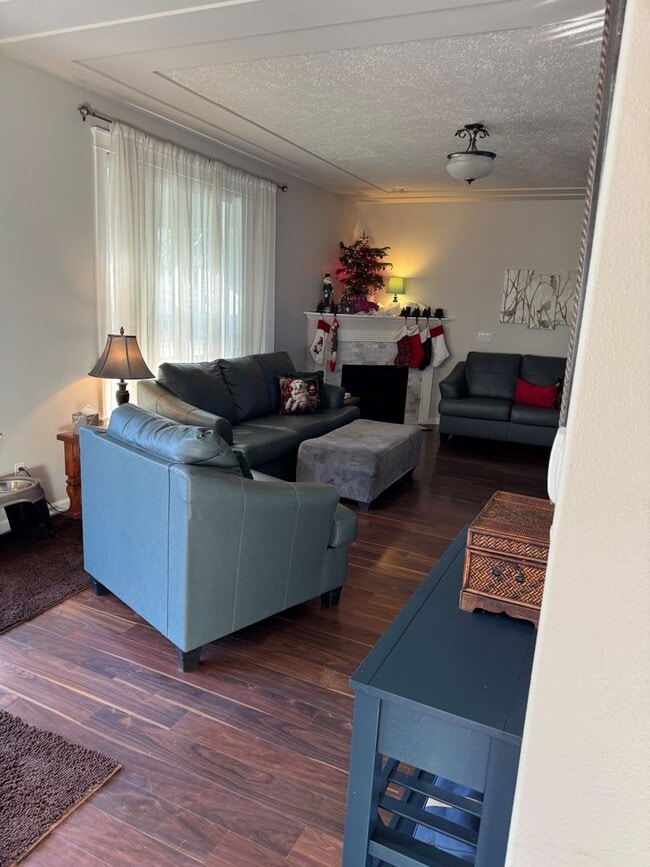 Building Photo - RARE! 5 Bedroom Rental Home pre-leasing for the end of February! Entertainers' Paradise - Pet Fri...