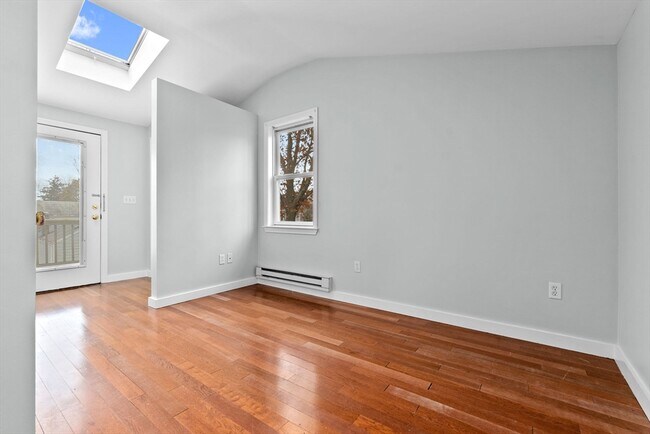 Building Photo - 23 Thorndike St