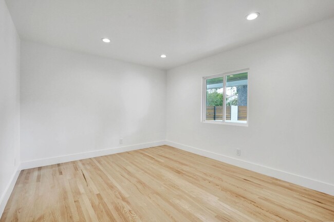 Building Photo - STUNNING 3BR + 2BR HOUSE IN SYLMAR AVALABL...