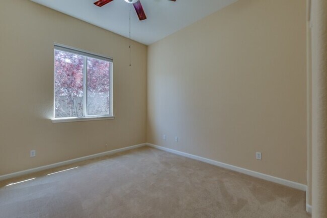 Building Photo - Large home with mountain views near the University of Nevada