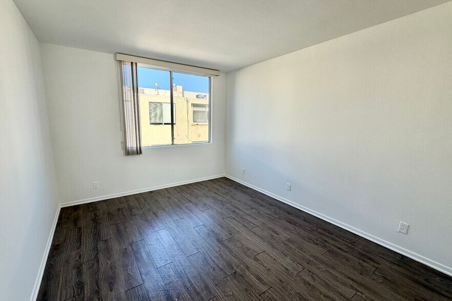 Building Photo - 5420 Lindley Ave