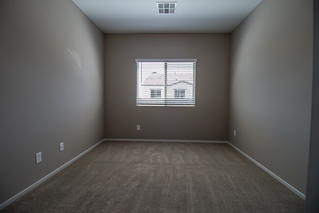 Building Photo - 3BR/ 2.5BA TOWNHOUSE IN North Las Vegas Av...