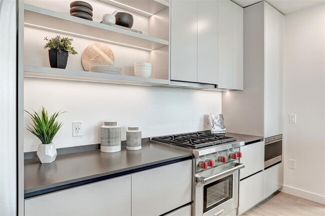 Building Photo - 610 Davis St