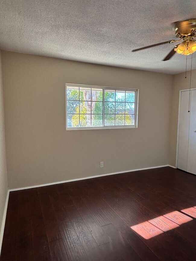 Building Photo - 2 bedroom 1 bath available now in East LA!