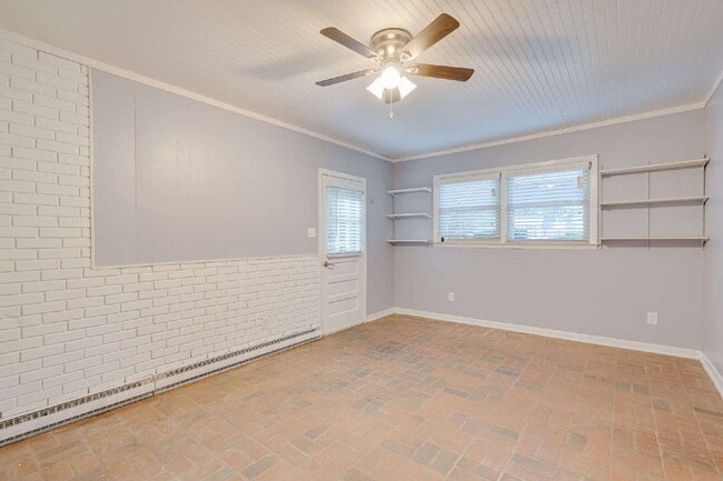 Building Photo - Spacious 3-Bed Ranch Living in Hillsborough