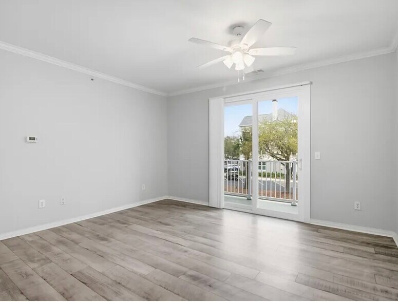 Building Photo - 130 River Landing Dr