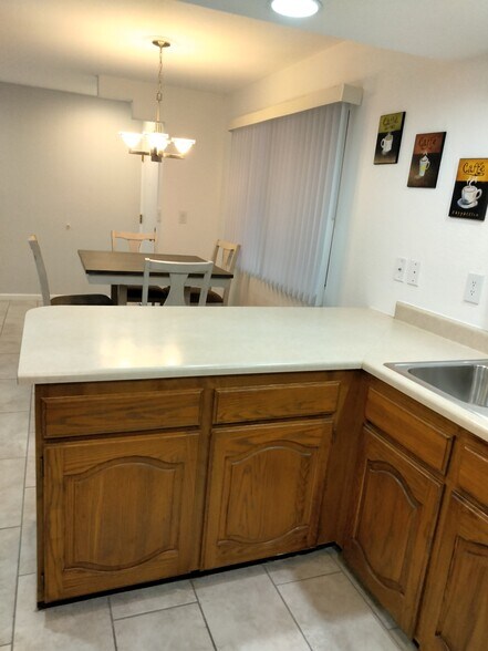 Building Photo - 4303 E Cactus Rd