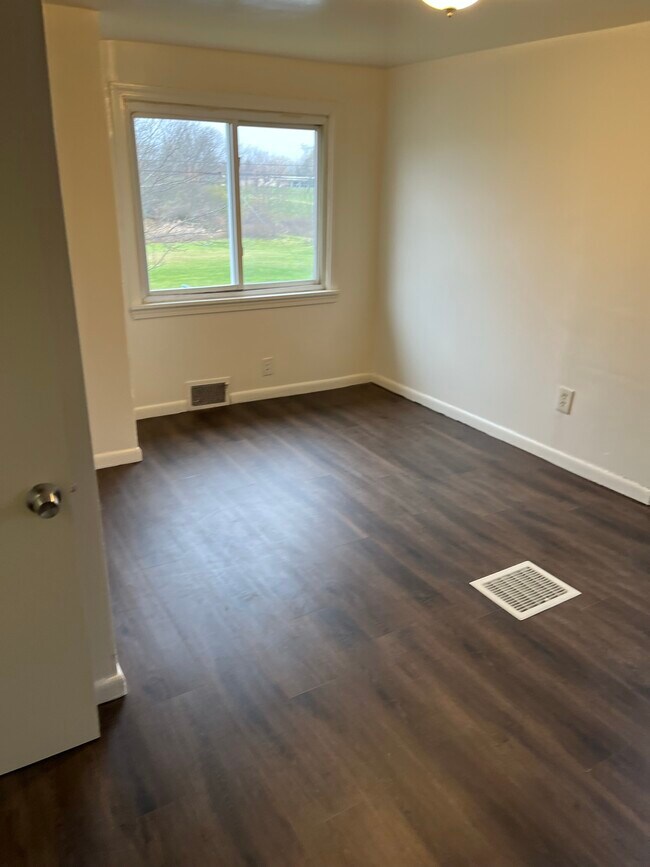 Building Photo - 375 E Park Dr