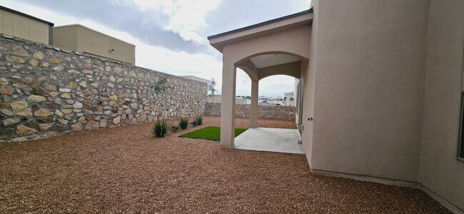 Building Photo - 1822 Bridle