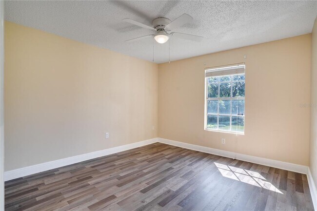 Building Photo - 806 Lake Haven Square