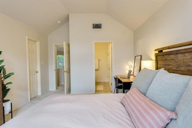 Building Photo - 4501 Whispering Valley Dr