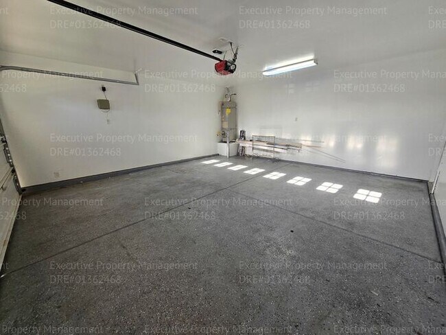 Building Photo - 4 bedroom/ 2 bathroom located in the South...