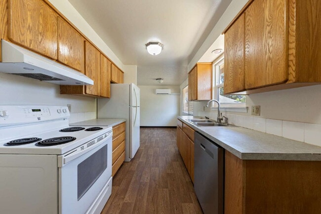 Building Photo - 2 Bedroom Duplex **MOVE IN SPECIAL** $500 ...
