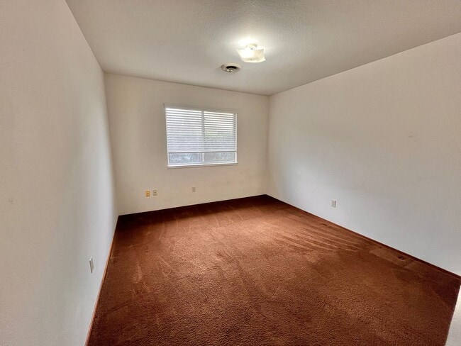 Building Photo - 3 Bedroom 2 Bath Duplex for Rent!