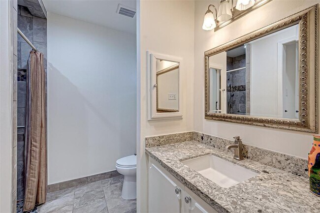 Building Photo - 11707 N Willow Cir