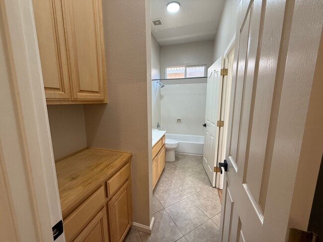 Building Photo - 4-bedroom single story in Sylvan School District!