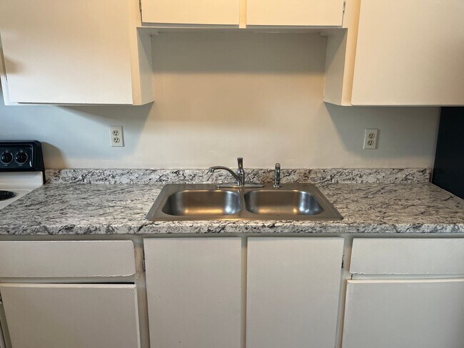 Building Photo - 2 Bed, 1 Bath Apartment