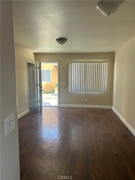 Building Photo - 626 W 59th Pl