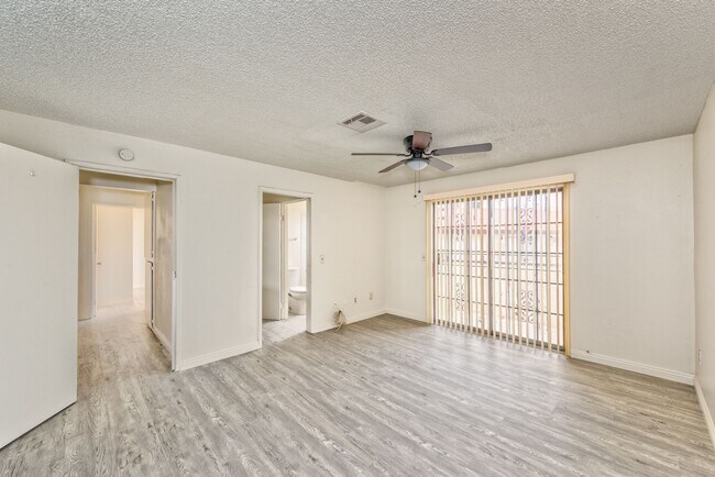 Building Photo - 2080 E Karen Ave