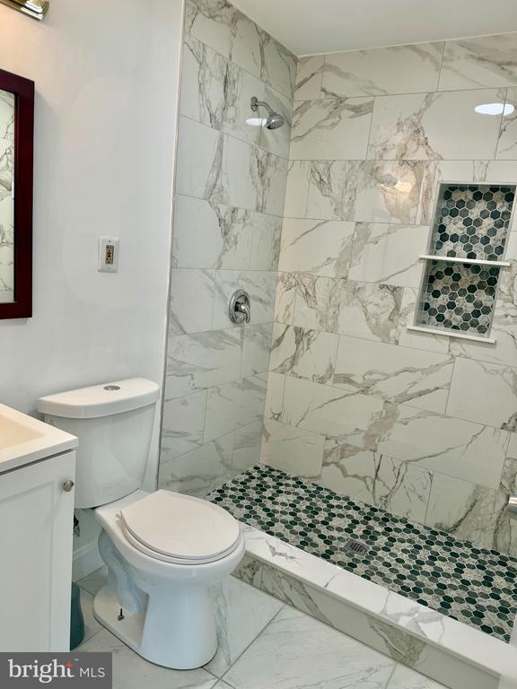 Building Photo - 9759 Lake Shore Dr