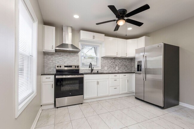 Building Photo - 2220 Auburn Dr